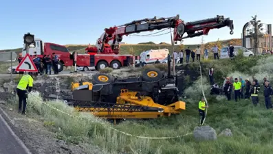 Devrilen vinçten atlayan operatör öldü