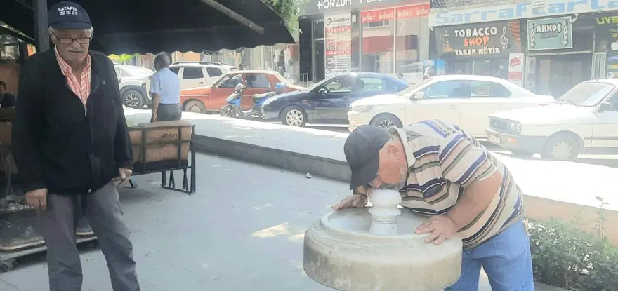 Bu ilçenin sokaklarındaki çeşmeden buz gibi doğal kaynak suyu akıyor 1 Bu ilçenin sokaklarındaki çeşmeden buz gibi doğal kaynak suyu akıyor 1