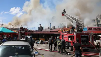 Erzincan'da iş yeri yangını: Çevredeki dükkanlara da sıçradı