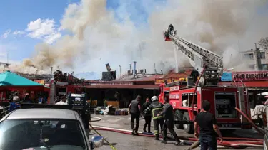 Erzincan'da iş yeri yangını: Çevredeki dükkanlara da sıçradı