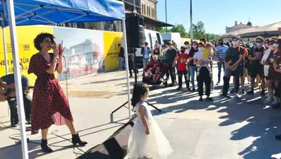 Şarkıcı Melis Danişmend'den Kadıköy'de konser: 10 ay sonra bundan daha güzel bir toplaşma olabilir mi?