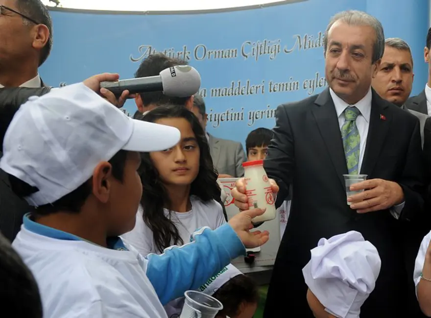 Bakan Eker süt içti 1