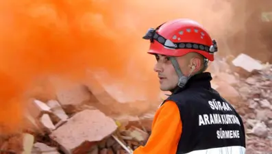 Arama-kurtarma gönüllüsü oldu: 188 hayat kurtardı, kalbine yenildi