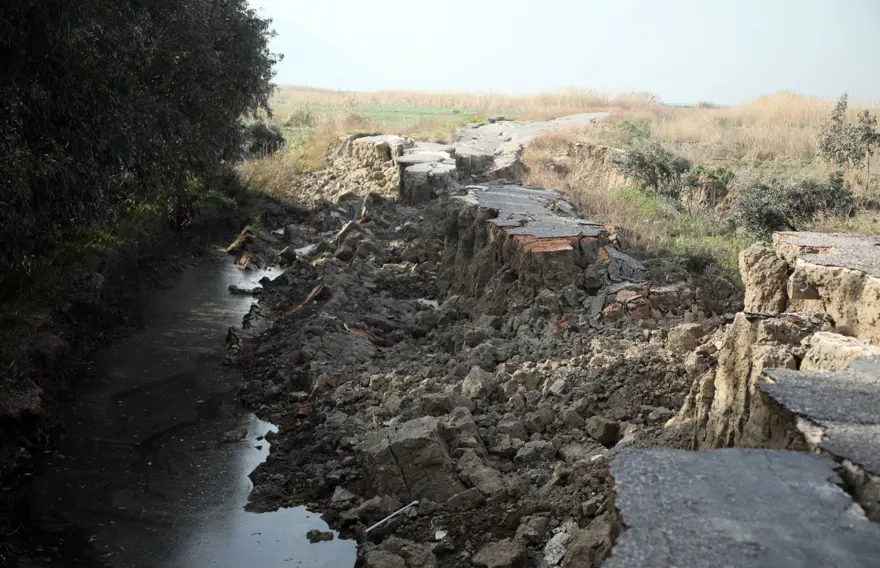Depremden sonra kuş cennetinde büyük yarıklar 2
