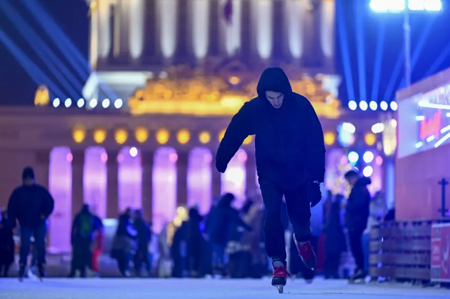 Buz pateni sezonu açıldı: 5 bin kişi aynı anda kayabilecek 3