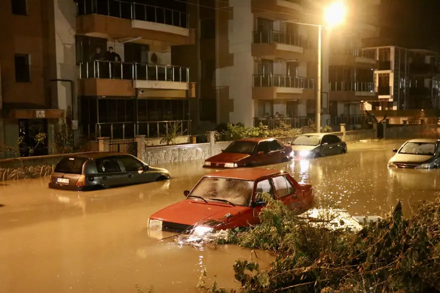 Balıkesir, İzmir ve Manisa’da su baskını: Caddeler su altında kaldı 4