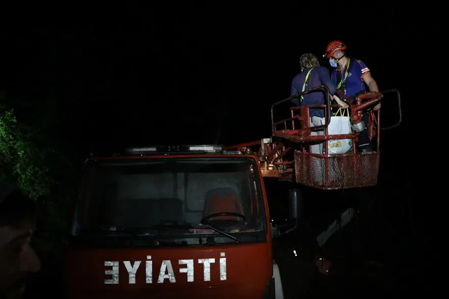 Rize'de evlerinde mahsur kalan aile kurtarıldı 6 Rize'de evlerinde mahsur kalan aile kurtarıldı 6
