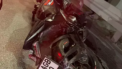 Düşürdüğü cep telefonunu almak istemişti: Motokuryenin feci ölümü