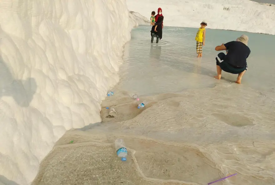Pamukkale'de utandıran görüntüler 4 Pamukkale'de utandıran görüntüler 4