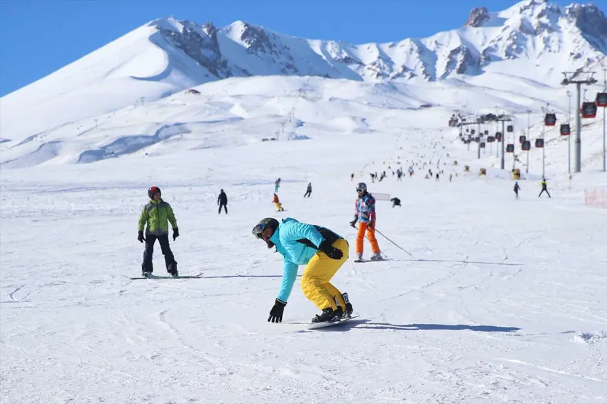 Erciyes Kayak Merkezi'nde hafta sonu yoğunluğu 9