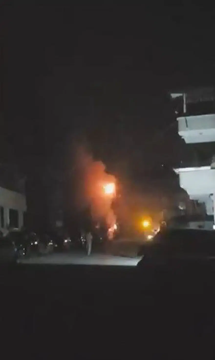 Bomba gibi patladı, ortalık alev aldı: Korku dolu anlar yaşadılar 1