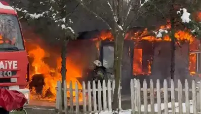 Prefabrik ev alev alev yandı