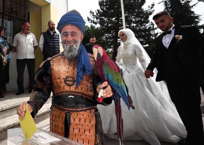 Sandık başından yansıyan ilginç kareler