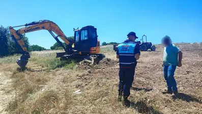 Ekskavatörle kaçak kazıya suçüstü