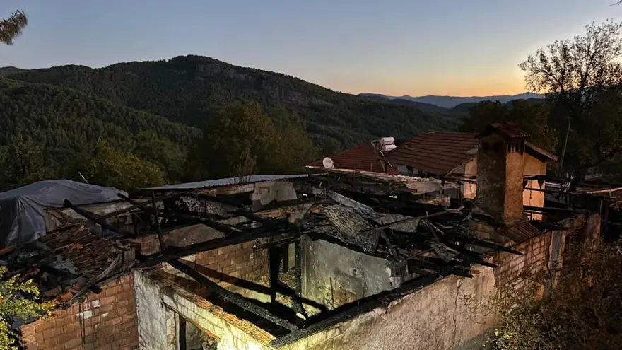 Köyde yangın paniği:Alevlerin sardığı ev küle döndü 3