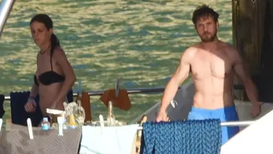 Aras Bulut İynemli ve Bige Önal tatilde: Teknede dans