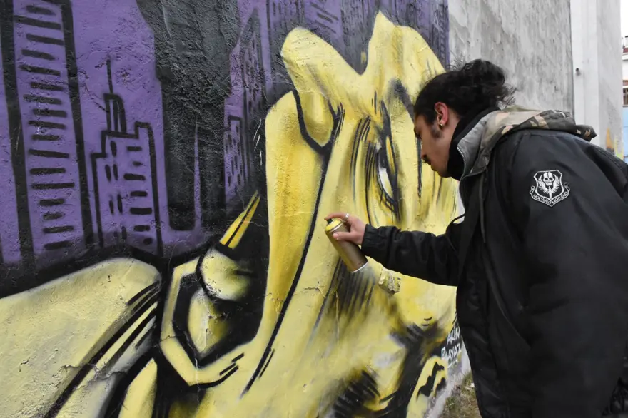 Güzel sanatlar öğrencisi duvarları renklendirip atık malzemeleri sanat eserine dönüştürüyor 