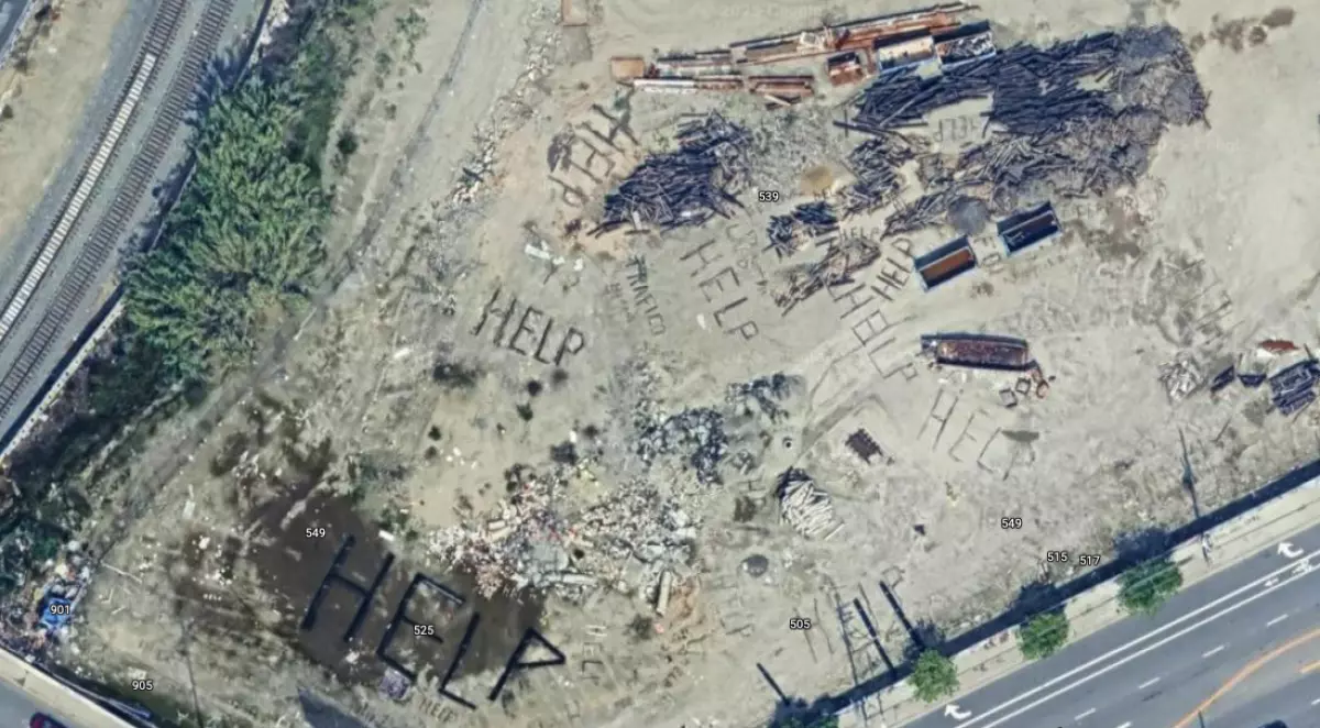 Google Haritalar görüntüledi: Los Angeles'taki gizemli "Yardım" yazıları