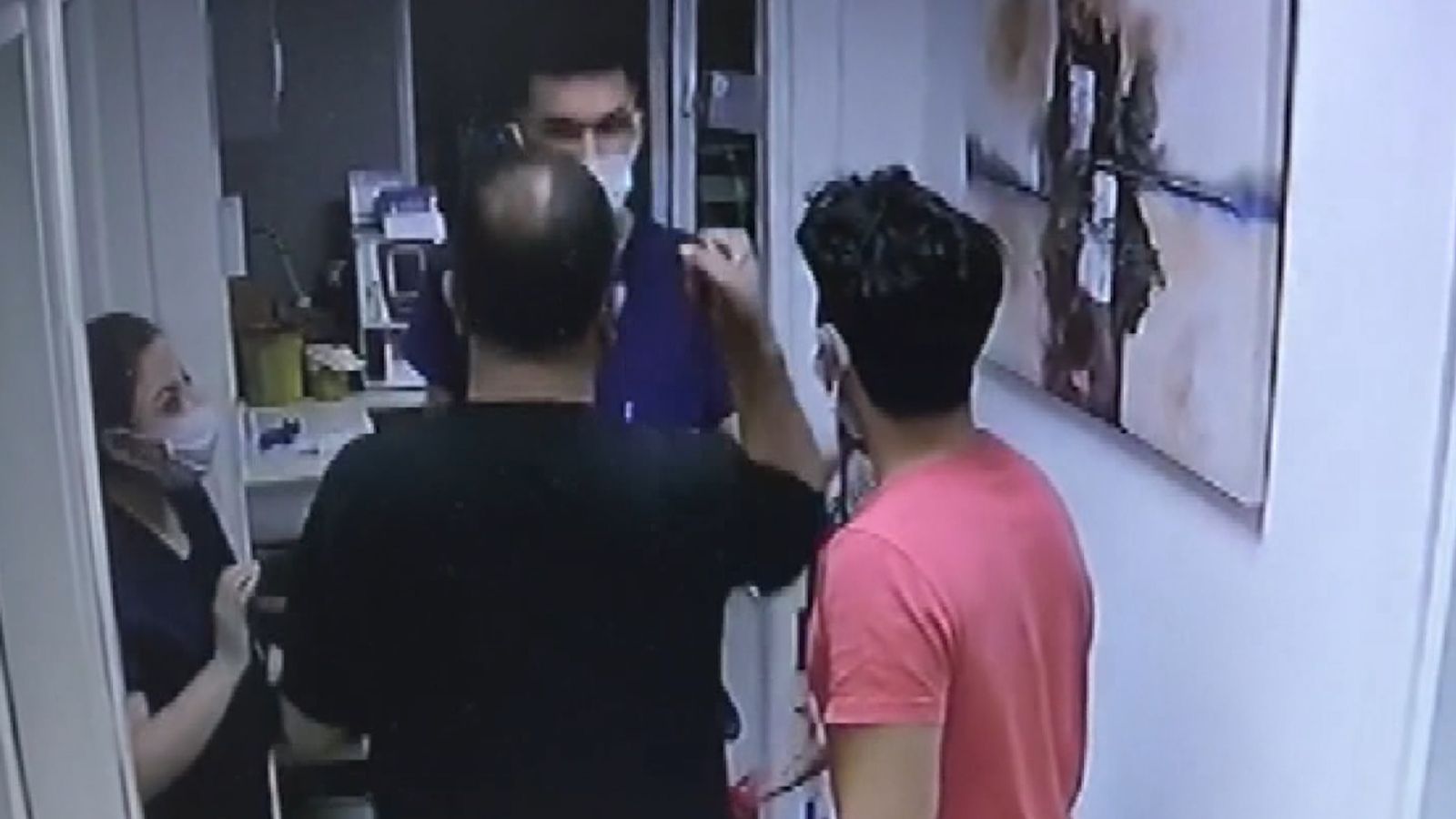 ‘‘Çocuğumun canını acıttın’’ deyip yumrukladı