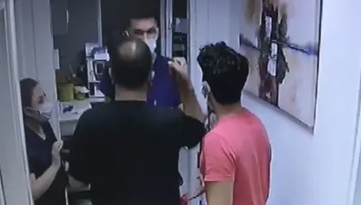 ‘‘Çocuğumun canını acıttın’’ deyip yumrukladı