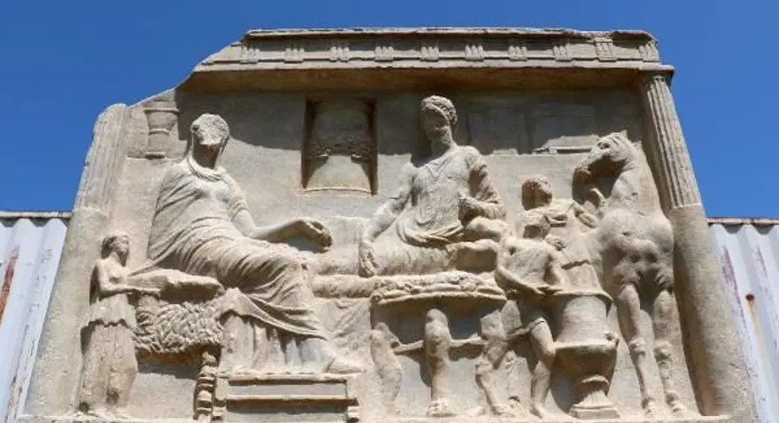 Çanakkale'de bulunan Parion Antik Kenti'nde 1900 yıllık mezar steli bulundu 7