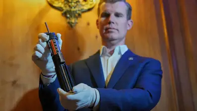 Darth Vader'ın ışın kılıcı 3.65 milyon dolara satıldı