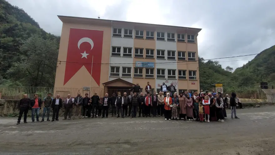 Korkuyla 3 kez okul değiştirdiler ama heyelandan kurtulamadılar 3 Korkuyla 3 kez okul değiştirdiler ama heyelandan kurtulamadılar 3