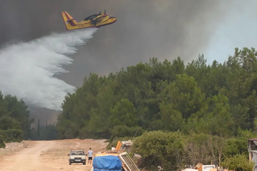 İzmir ve Balıkesir'de orman yangını: Bazı evler tahliye edildi 5 İzmir ve Balıkesir'de orman yangını: Bazı evler tahliye edildi 5