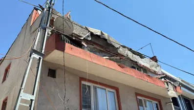 Kağıthane'de üç katlı binanın balkonu çöktü
