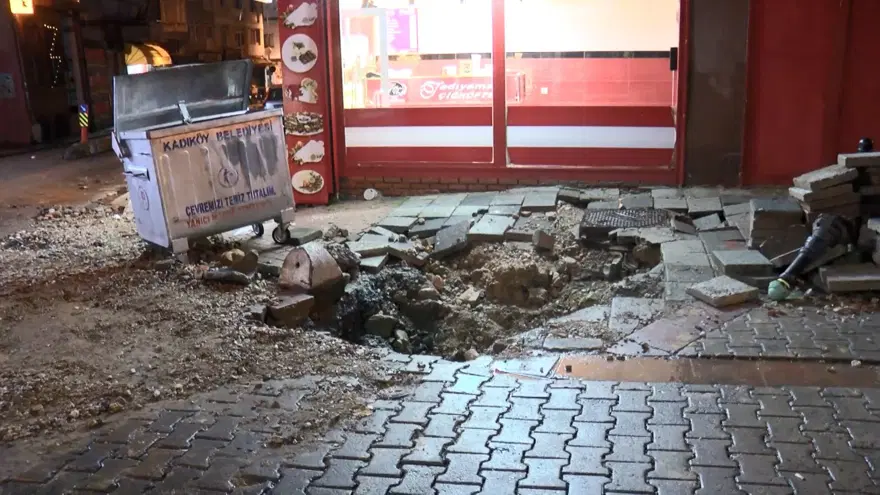 Kadıköy'de ana su şebekesi borusu patladı: 5 katlı bina tahliye edildi 5 Kadıköy'de ana su şebekesi borusu patladı: 5 katlı bina tahliye edildi 5