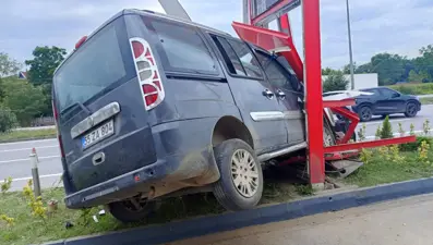 Akaryakıt istasyonu tabelasına çarpan araçtaki 3 kişi yaralandı