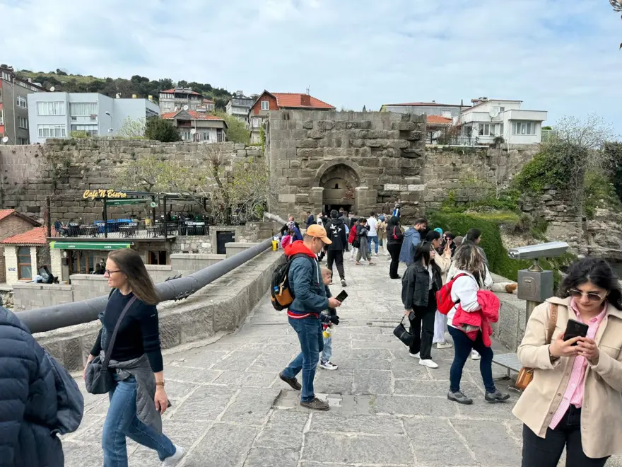 1 günde 20 bin araç gelince ilçeye girişler kapatıldı! 4