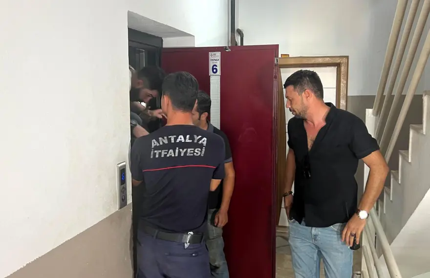 Şüpheli ölüm olayına giden polisler asansörde mahsur kaldı 5