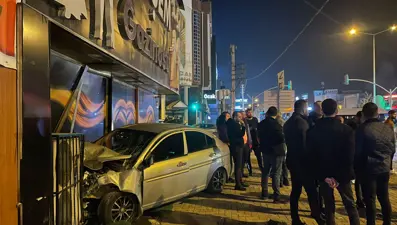 İzmir'de kaza yapan araç gece kulübüne daldı