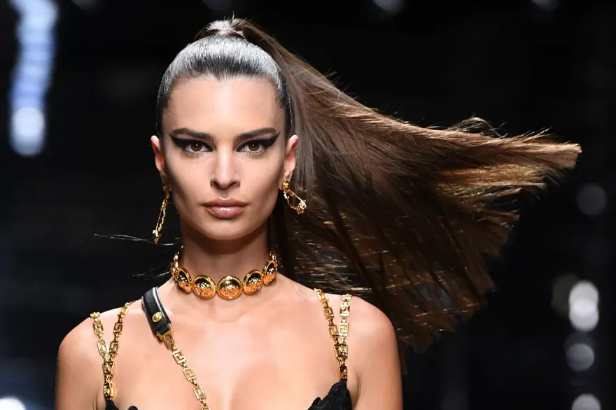 Emily Ratajkowski ve Bella Hadid defileye damga vurdu 14