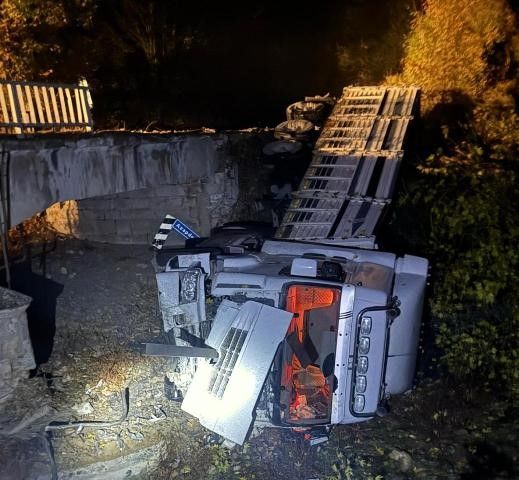 TIR kontrolden çıkarak köprüden uçtu