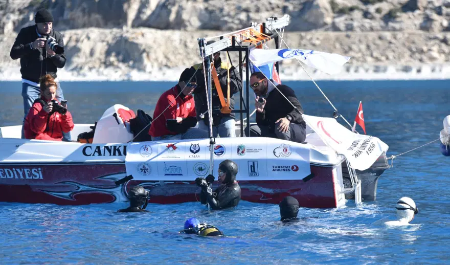 Şahika Ercümen'den Salda Gölü'nde dünya rekoru 1