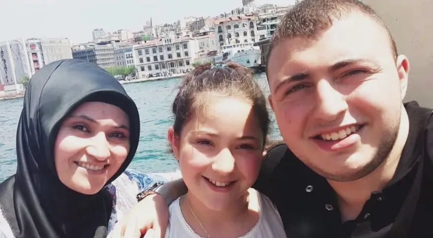 SEVGİLİSİNE SARILIRKEN DİĞERİ ARKADAN YAKLAŞIP KABLOYLA BOĞMUŞ 9