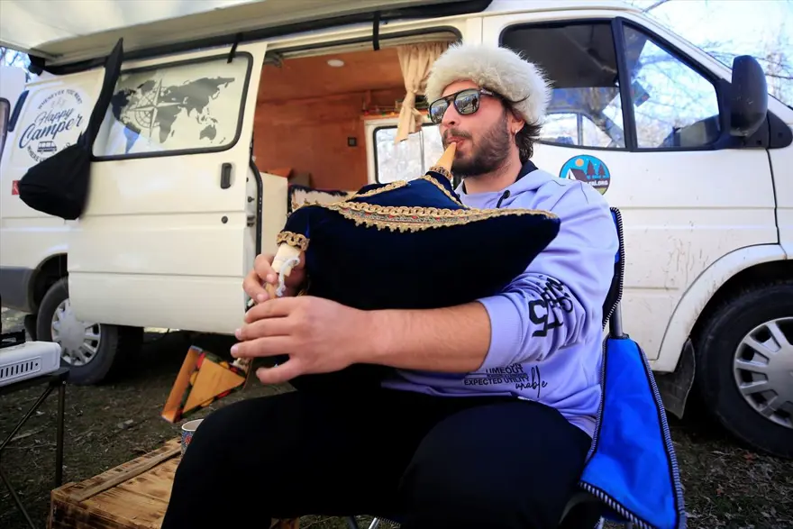 Otelimiz 5 değil milyon yıldızlı! Karavana dönüştürdükleri minibüsle Türkiye'yi geziyorlar 12