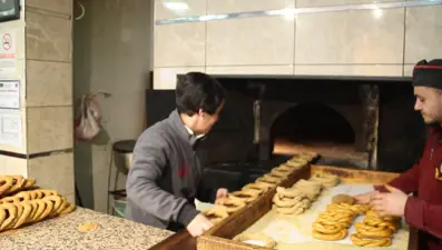 Yaptığı işle kadınlara ilhan oluyor: Simitten ekmeğe fırında her şeyi yapıyor