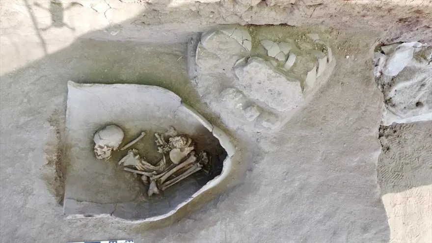 Eskişehir Küllüoba Höyüğü'nde 5 bin yıllık küp mezarlarda çocuk iskeletleri bulundu 5