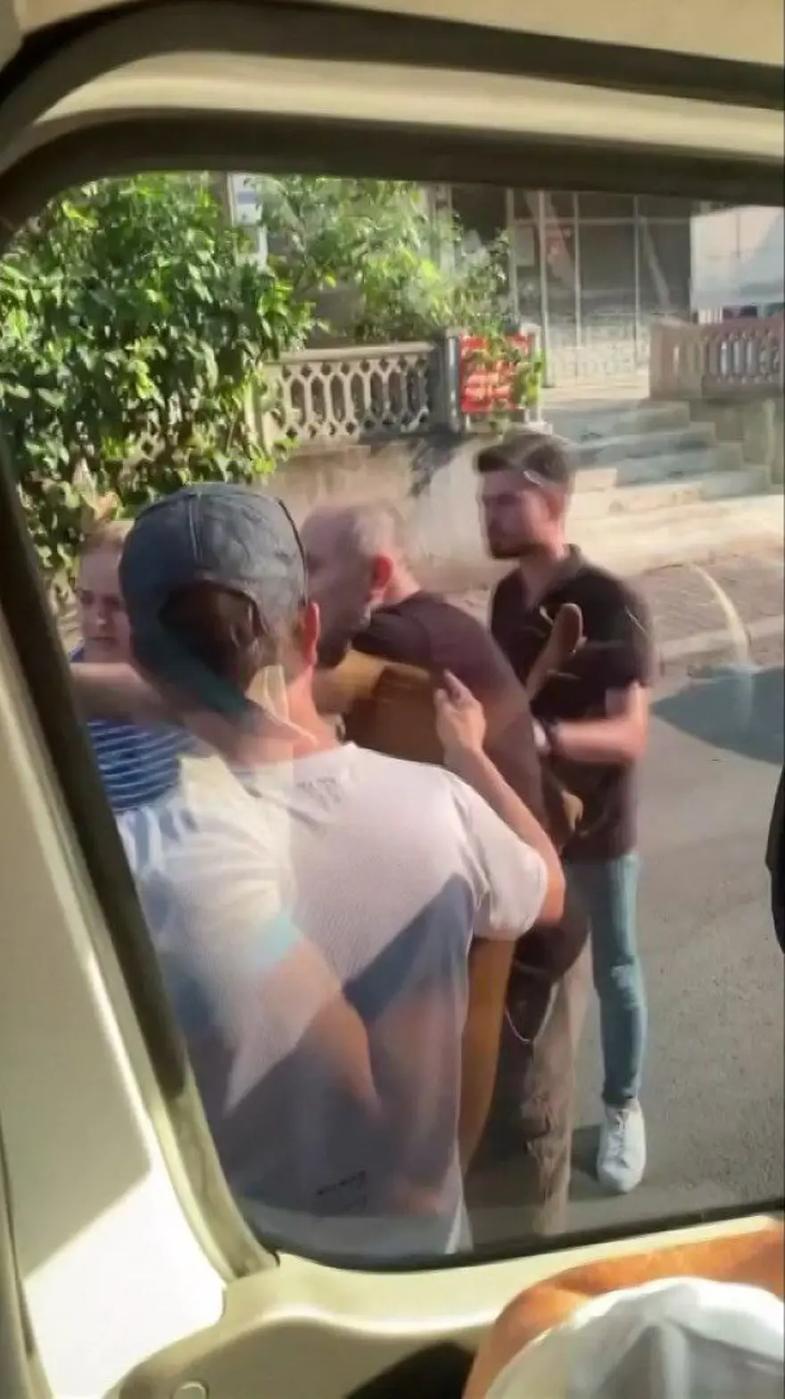 Trafikte dehşet anları: Bıçak gösterip kapıyı ve camı yumrukladı 1