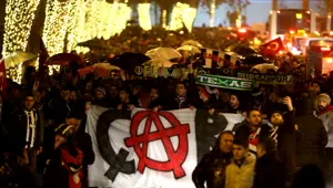 Taraftarlar Beşiktaş'taki saldırıları protesto etmek için yürüdü Taraftarlar Beşiktaş'taki saldırıları protesto etmek için yürüdü