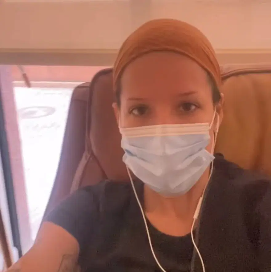 Halsey hastalığını paylaştı: Yaşlı bir kadın gibi hissediyorum 5