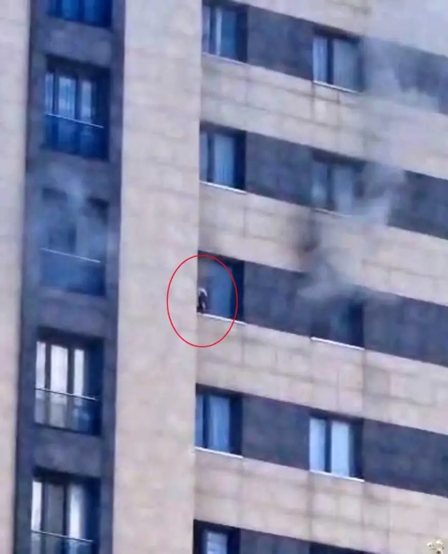 Sitedecan pazarı: Pencereye çıkıp çığlık atarak yardım istedi 1 Sitedecan pazarı: Pencereye çıkıp çığlık atarak yardım istedi 1