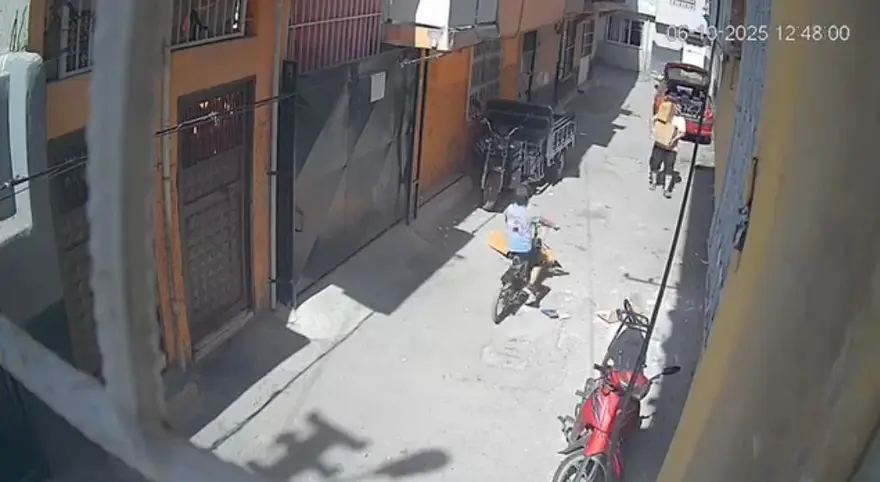 Sokakta üzerine karton örten çocuk ölümden döndü 1 Sokakta üzerine karton örten çocuk ölümden döndü 1