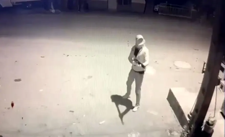 Siyasi broşür kavgasında yeni görüntü: Pompalı tüfekle saldırdılar 8 Siyasi broşür kavgasında yeni görüntü: Pompalı tüfekle saldırdılar 8