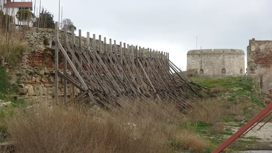 Çanakkale’de, 252 yıllık tarihi Namazgah Tabyası'nın sur duvarları restore ediliyor 16 Çanakkale’de, 252 yıllık tarihi Namazgah Tabyası'nın sur duvarları restore ediliyor 16