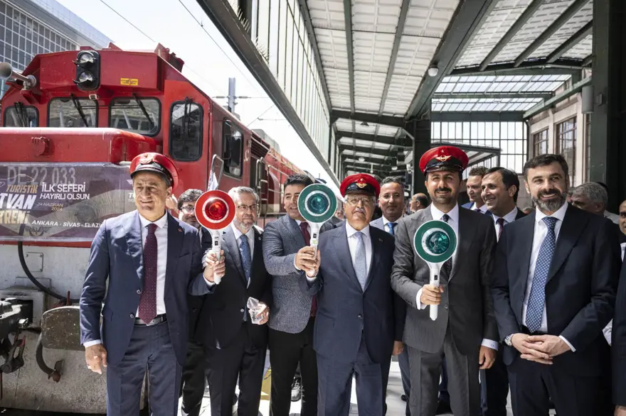Turistik Tatvan Treni törenle ilk seferine başladı 6