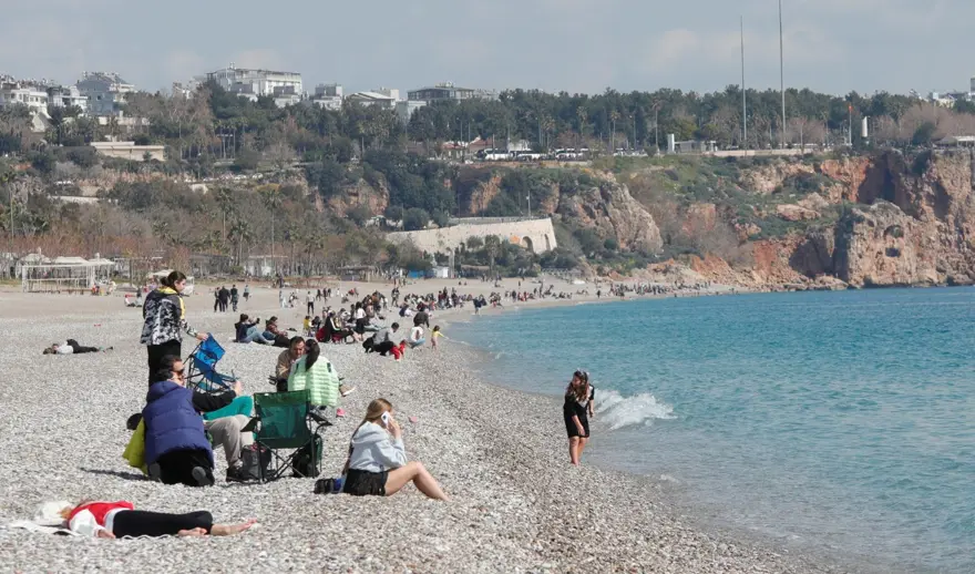 Hava sıcaklıkları arttı: Güneşli havayı fırsat bilen sahile akın etti 4